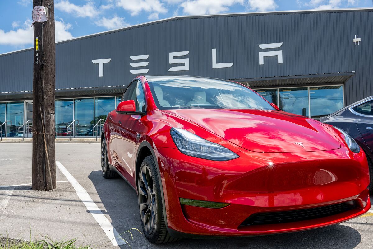 Tesla’s robotaxi launch will be invite-only and have plenty of teleoperators, analyst says